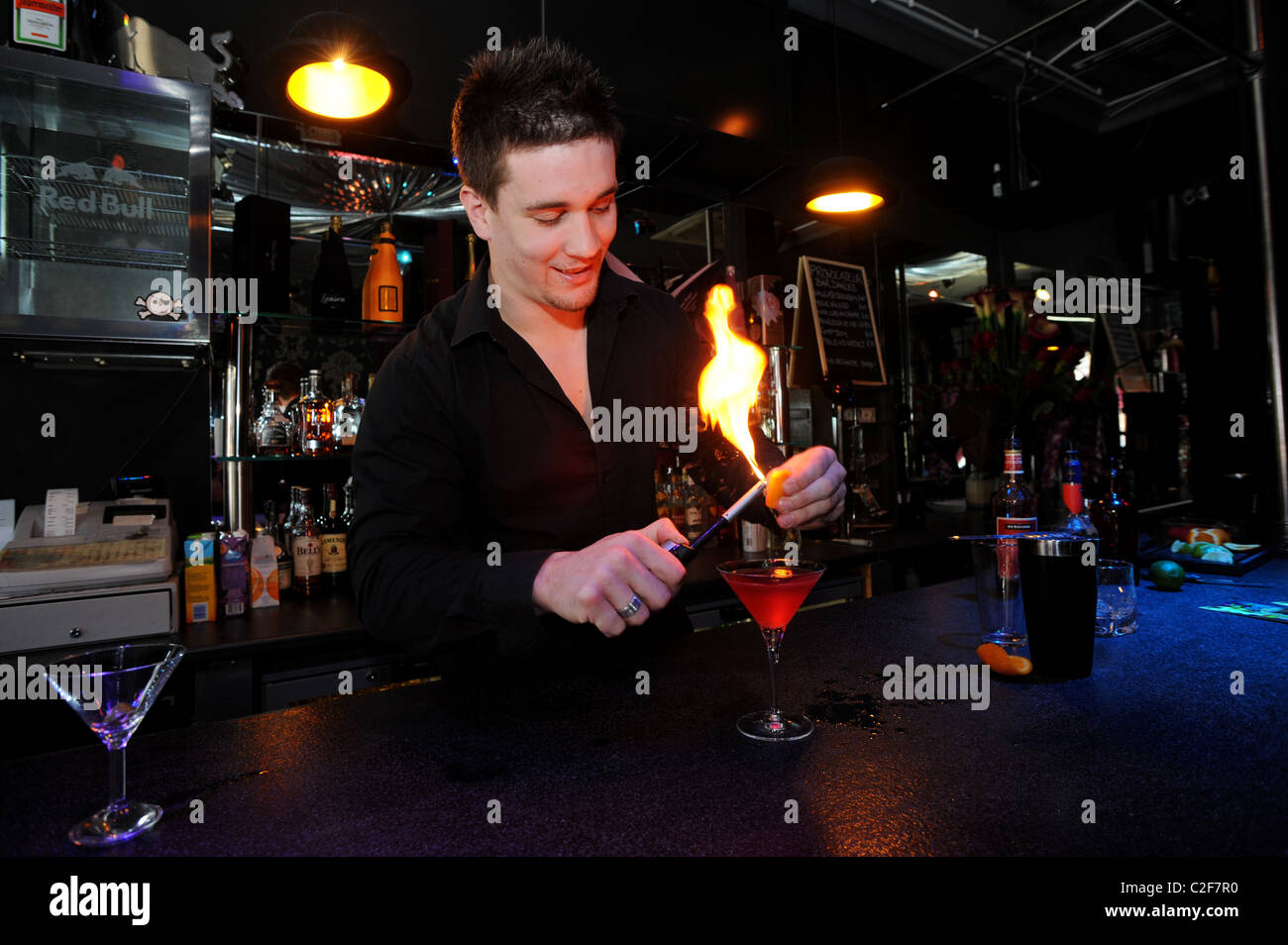 Un bartender making cocktails dans un club à Brighton Banque D'Images