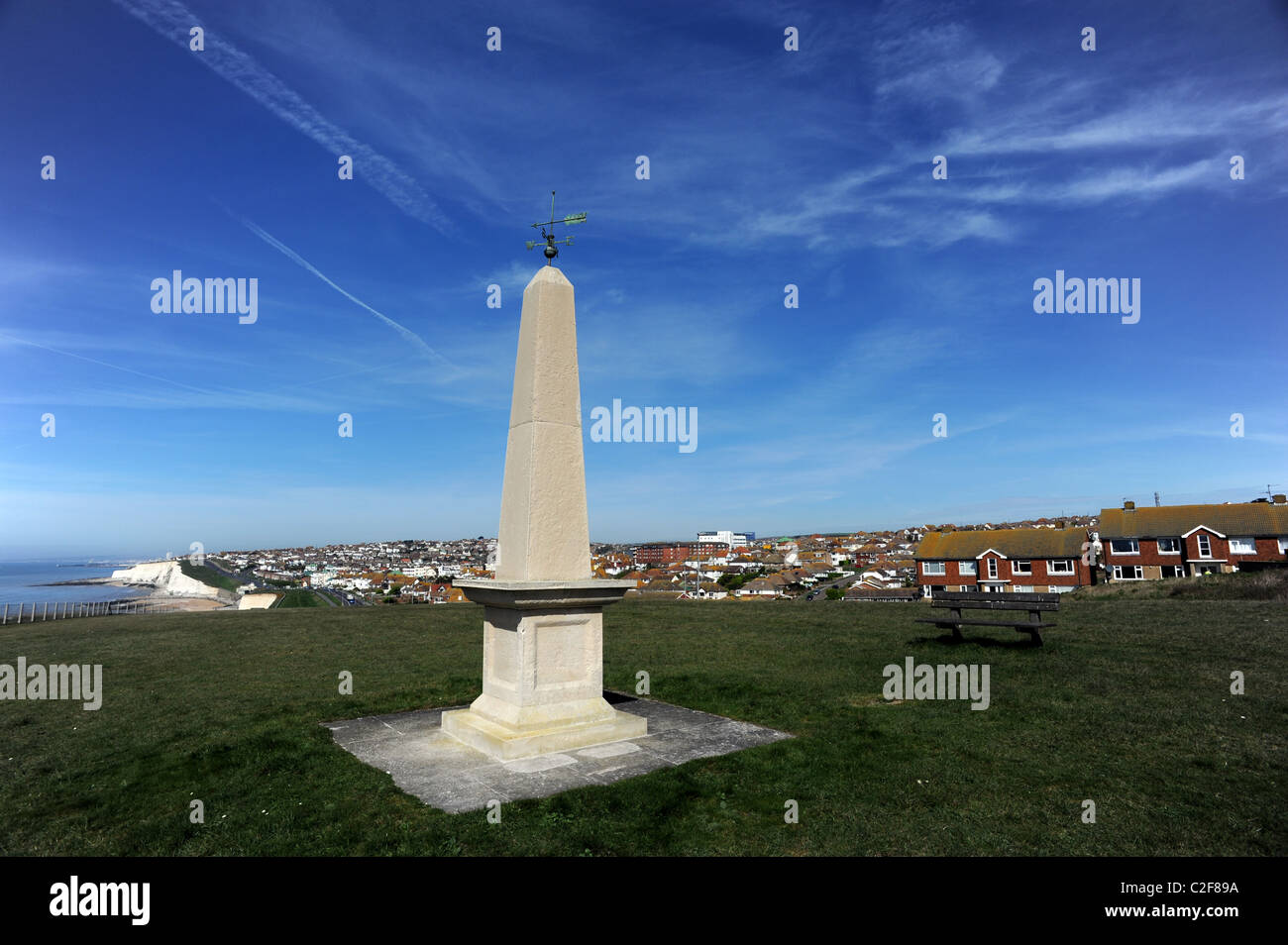 Le monument commémoratif de guerre Saltdean sur les falaises le long de la côte du Sussex à pied Banque D'Images