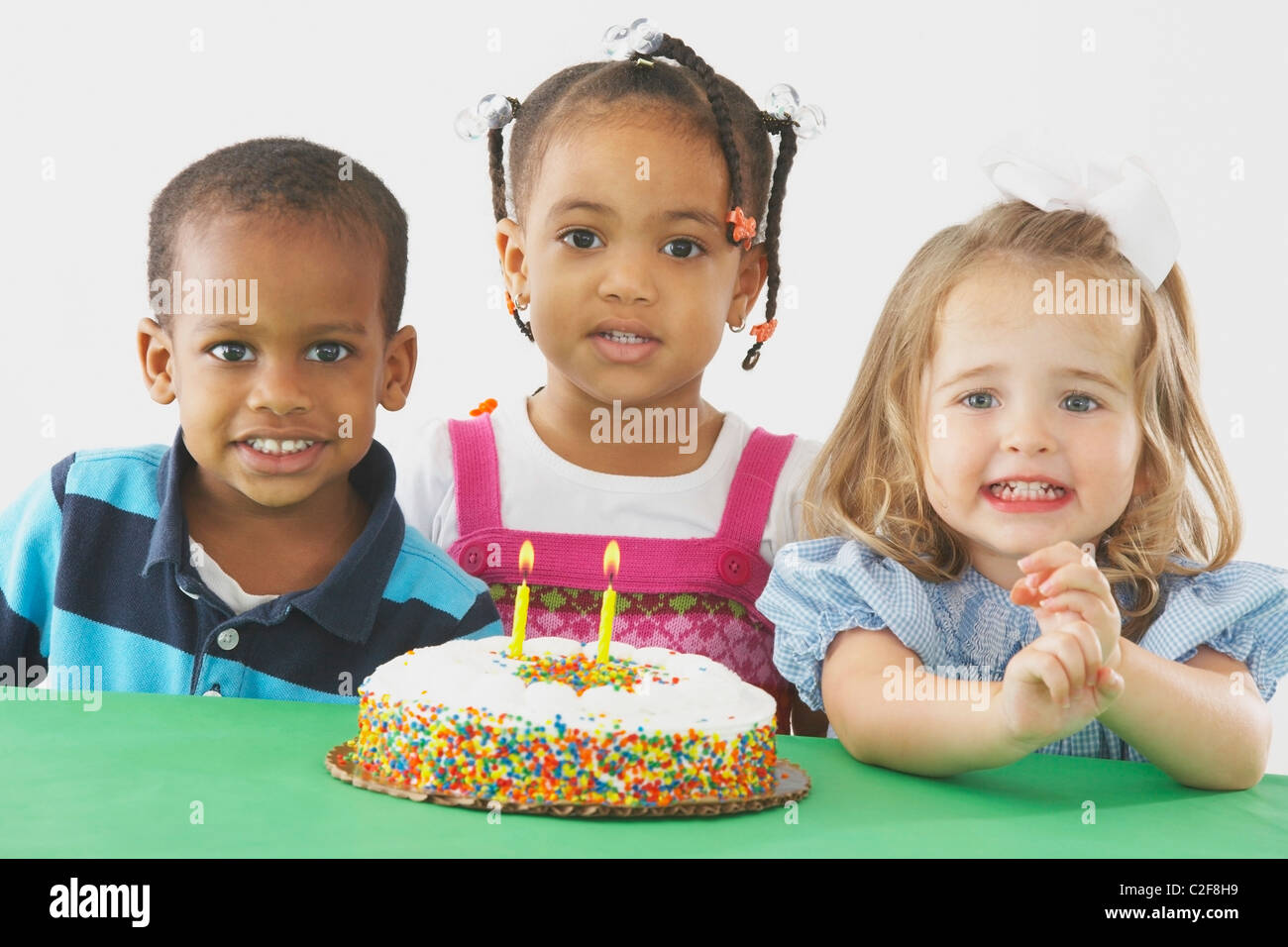 Trois enfants avec un gâteau d'anniversaire Banque D'Images