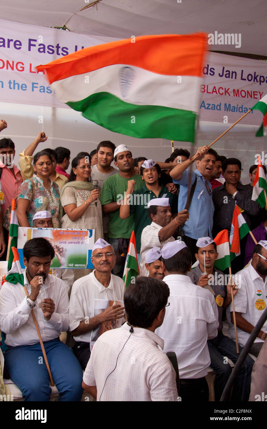 Les partisans d'Anna Hazare à Azad Maidan à Mumbai rompre leur jeûne en même temps qu'Anna Hazare n à Delhi, en Inde. Banque D'Images