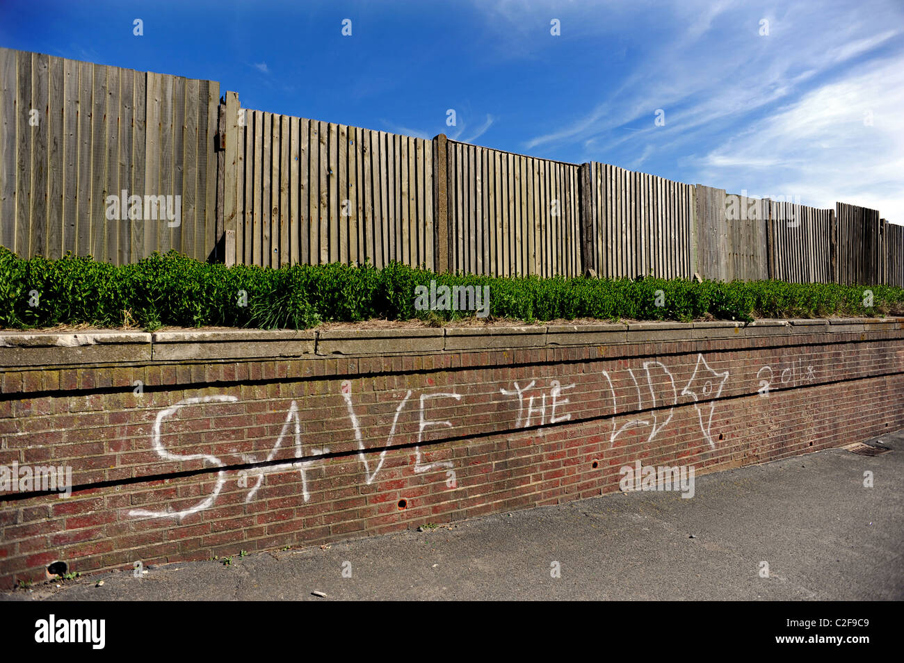 Le graffiti à côté de Saltdean Lido, un art déco construit en 1937 et au centre d'une campagne pour sauver de la démolition Banque D'Images