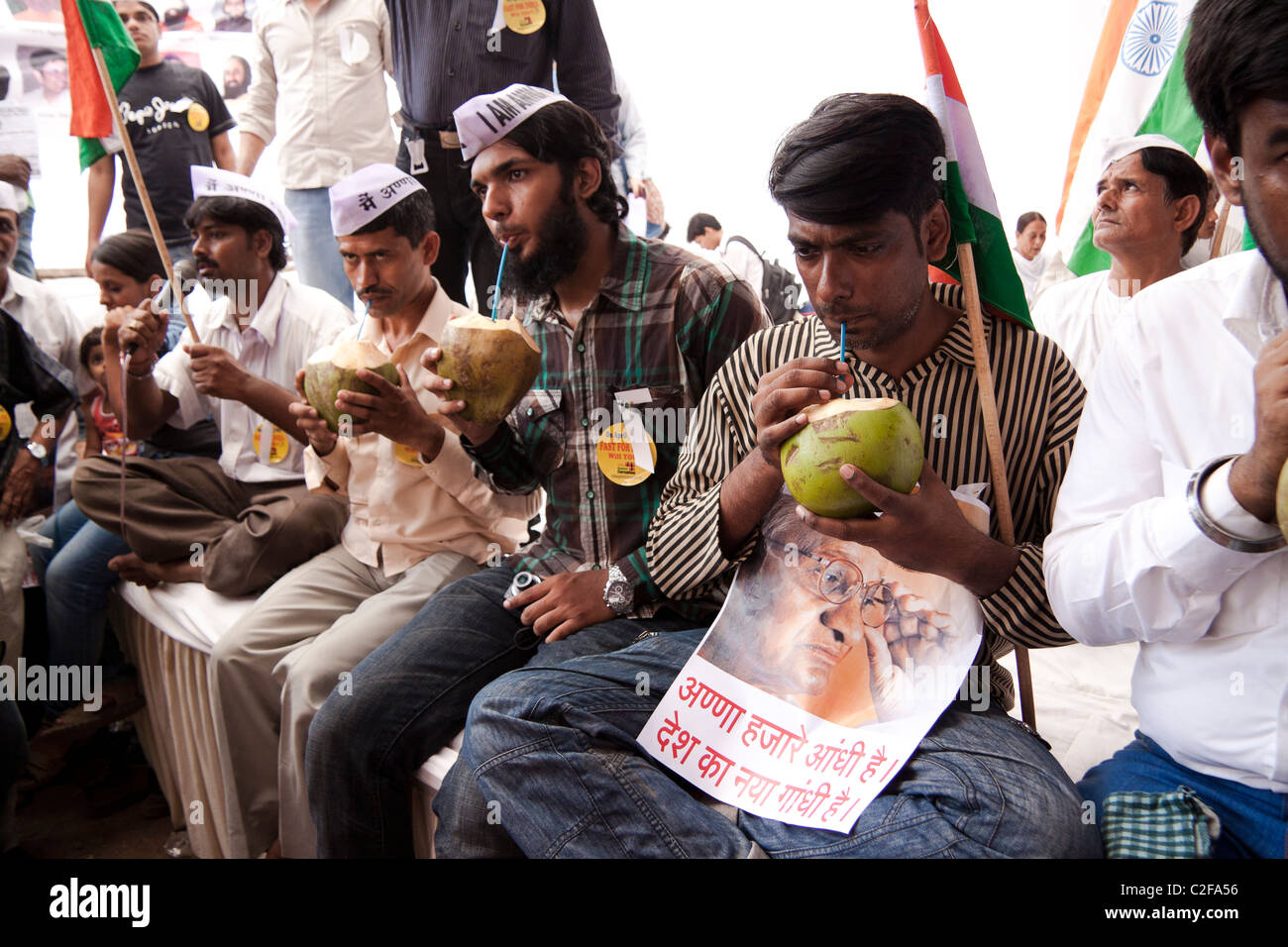 Les partisans d'Anna Hazare à Azad Maidan à Mumbai rompre leur jeûne en même temps qu'Anna Hazare n à Delhi, en Inde. Banque D'Images