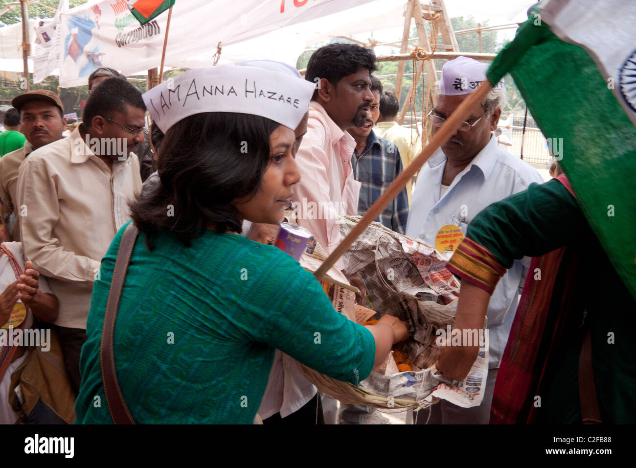 Les partisans d'Anna Hazare célébrant la victoire de l'Azad Maidan à Mumbai (Bombay), Maharashtra, Inde. Banque D'Images