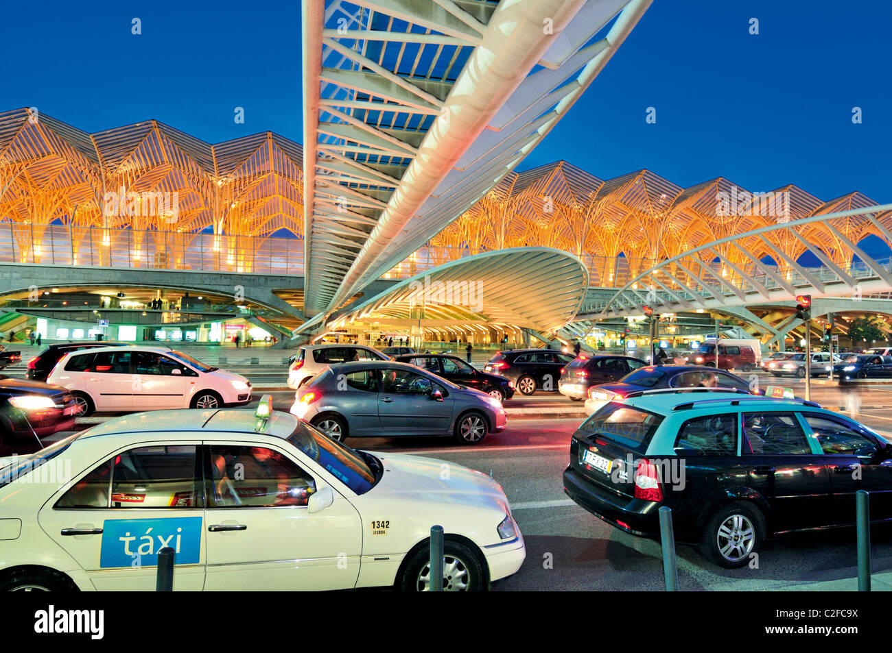 Portugal, Lisbonne : lumineux nocturne gare Oriente à Nation's Park Banque D'Images