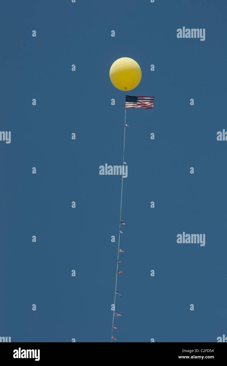 Ballon rempli d'hélium géant battant le drapeau américain à un concessionnaire automobile Banque D'Images