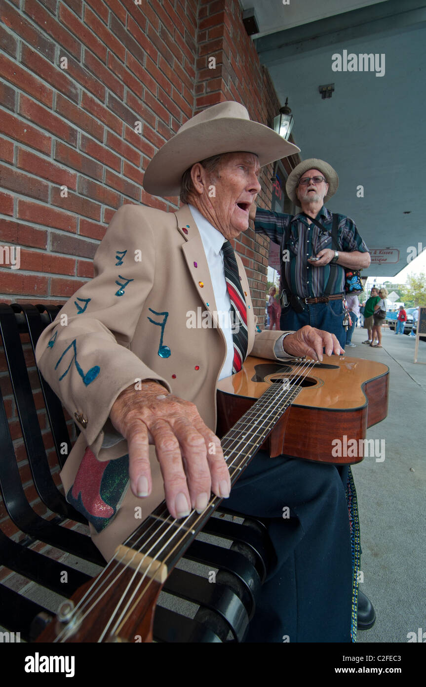 Chanteur de Gospel Lester Parrish joue de la guitare sur les trottoirs de la petite Floride Nord Ville de High Springs. Banque D'Images