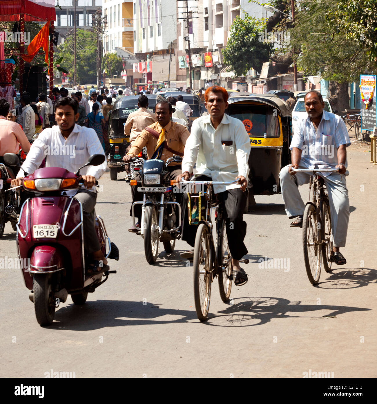 Les hommes indiens monter sur les vélos et les motos dans une scène de rue. Sholapur Maharashtra Inde Banque D'Images