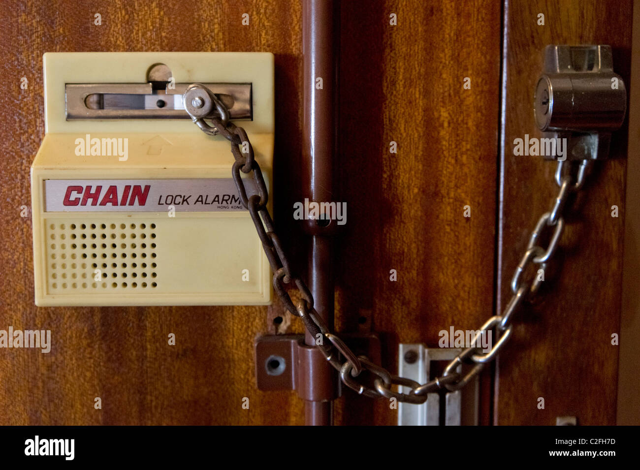 La chaîne d'alarme serrure de porte coulissante Photo Stock - Alamy