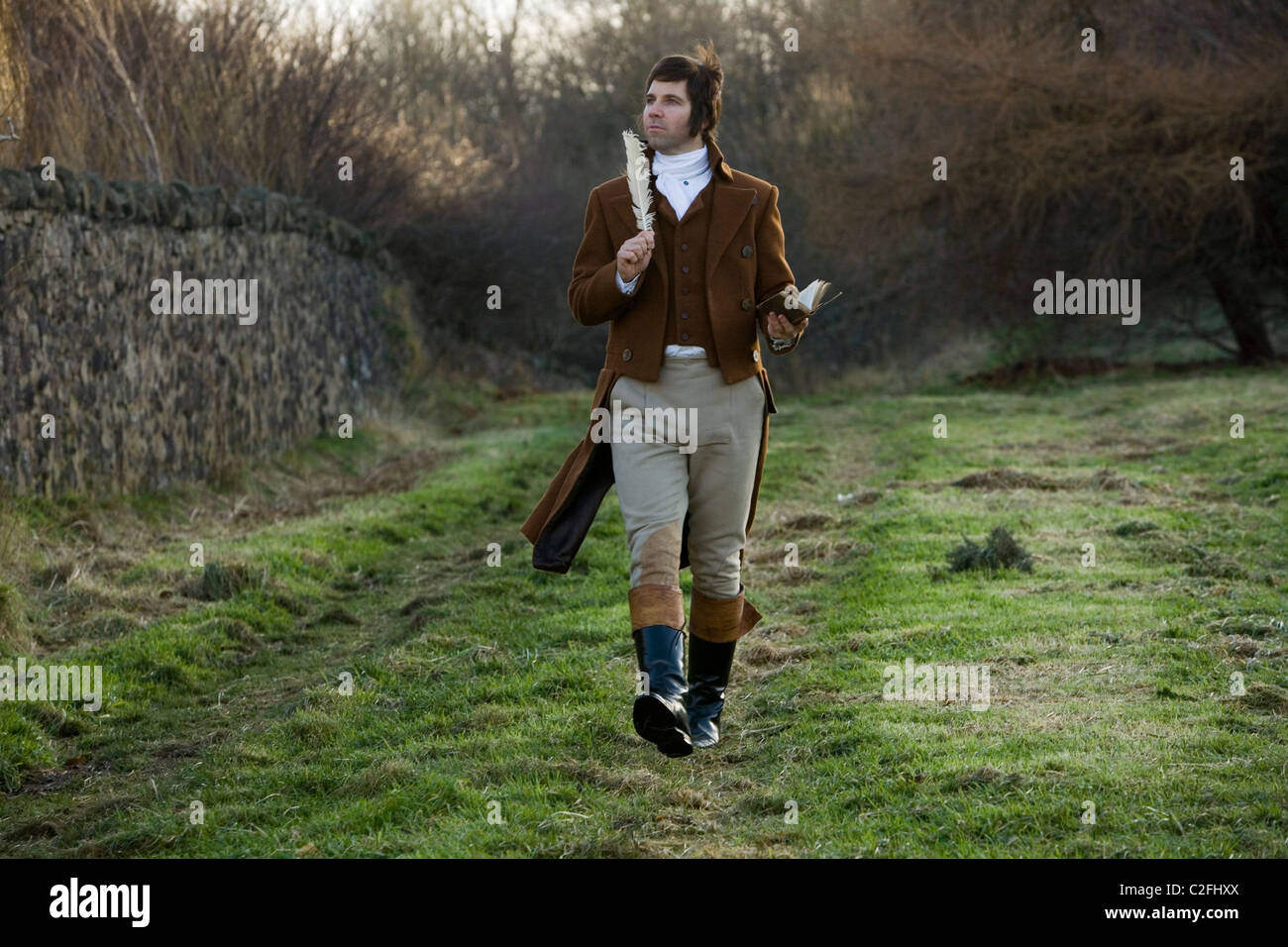 Un guide de jouer le personnage de Robert Burns pose dans l'humeur réfléchie dans un parc. Banque D'Images