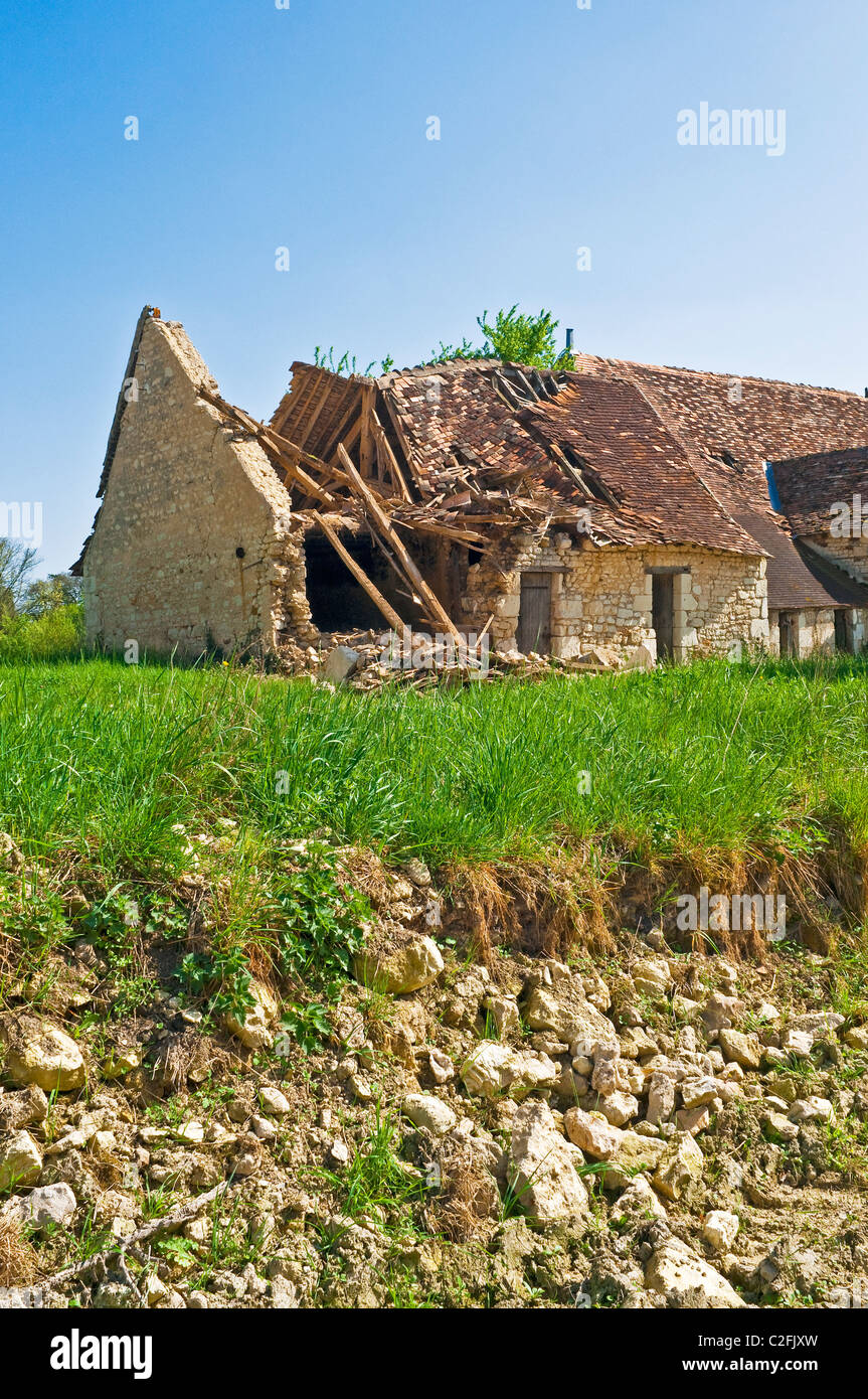 Toit effondré et mur de l'ancienne ferme - France. Banque D'Images