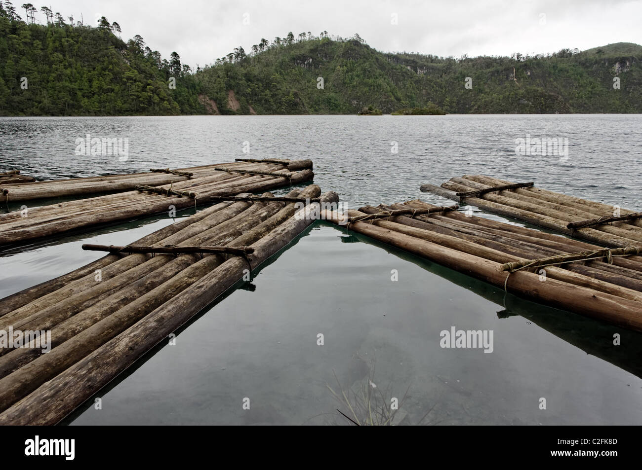 Location de radeaux dans l'un des lacs de Montebello au Chiapas, Mexique Banque D'Images