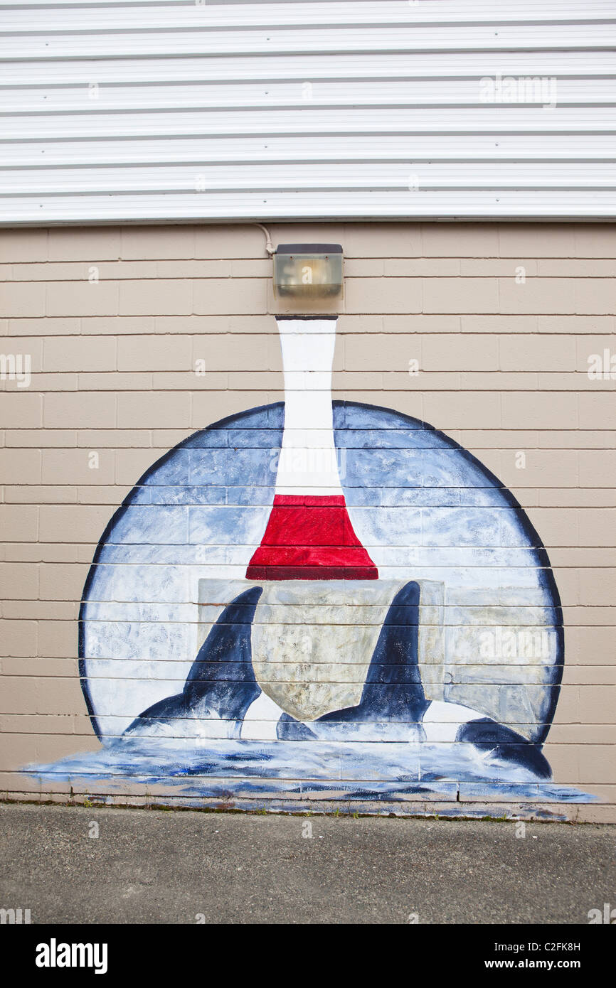Une peinture d'un phare et deux épaulards accentue la lumière extérieure sur un centre communautaire à Victoria, BC, Canada. Banque D'Images