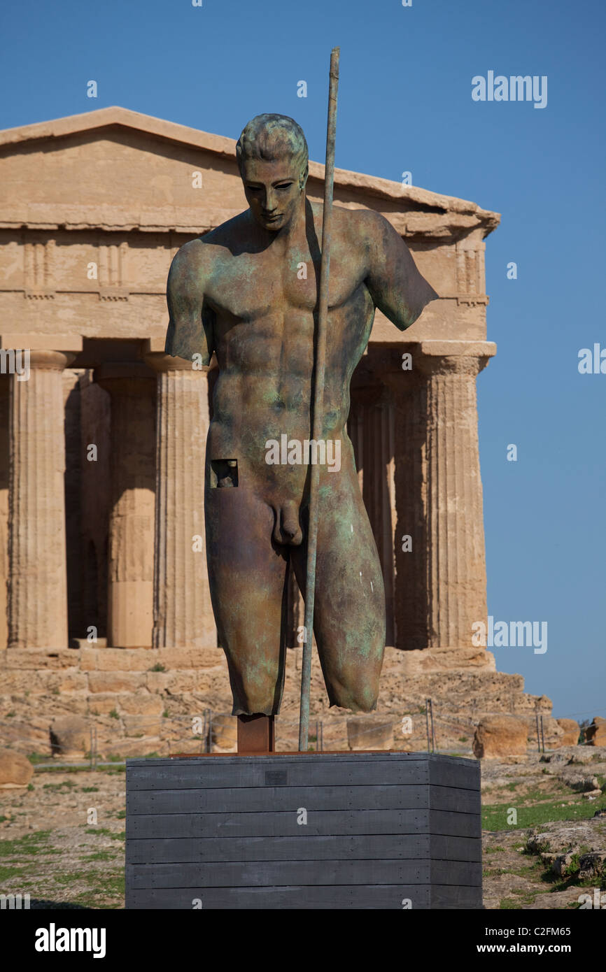 Une sculpture d'Igor Mitoraj dans la Vallée des Temples Agrigente Sicile Banque D'Images