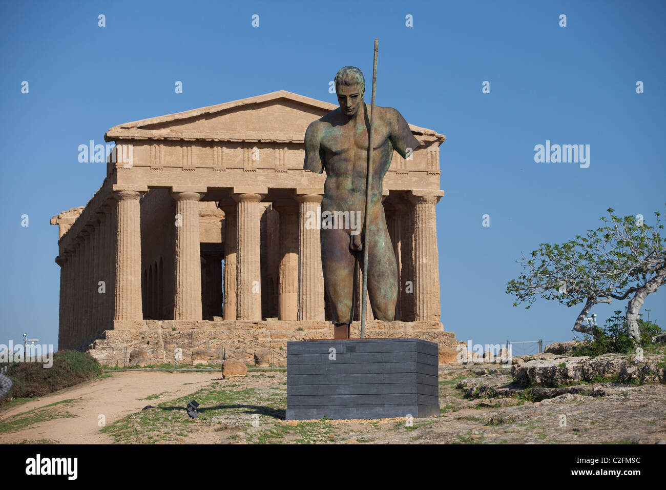 Une sculpture d'Igor Mitoraj dans la Vallée des Temples Agrigente Sicile Banque D'Images