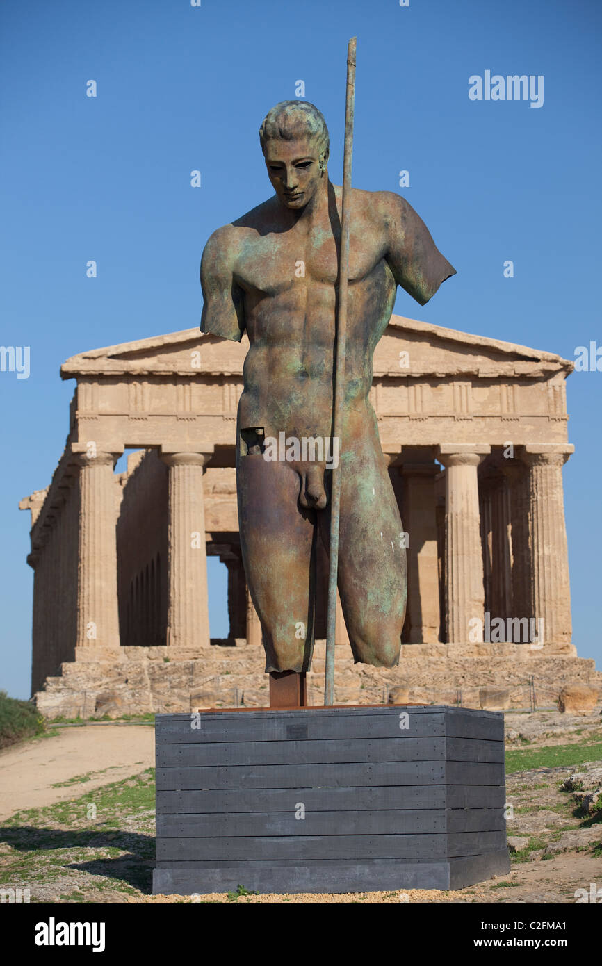 Une sculpture d'Igor Mitoraj dans la Vallée des Temples Agrigente Sicile Banque D'Images