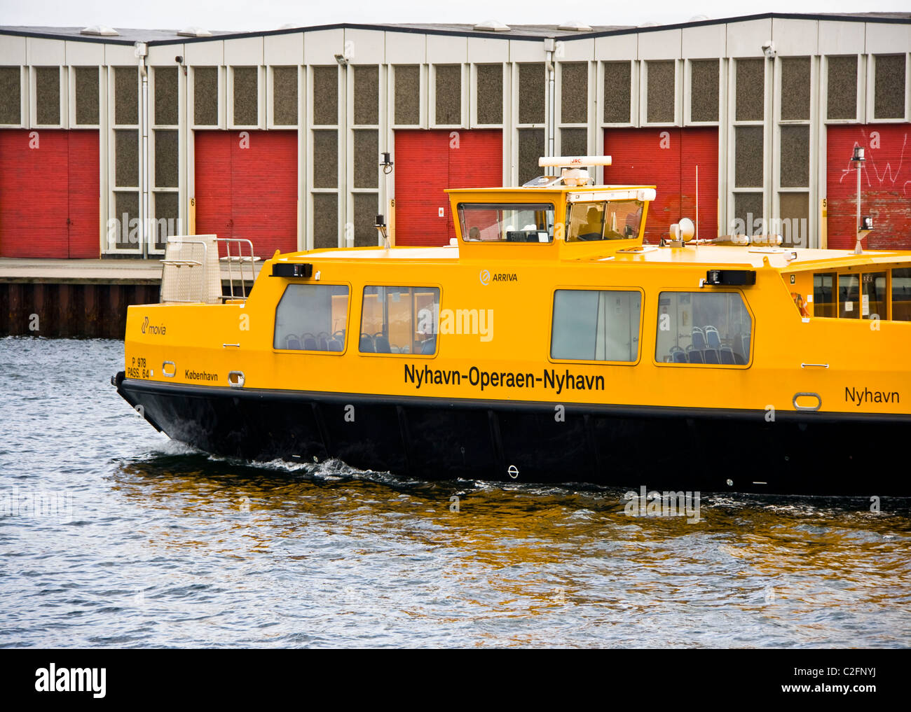 Le port ferry port jaune partie autobus du système de transport public Scandinavie Danemark Copenhague Banque D'Images