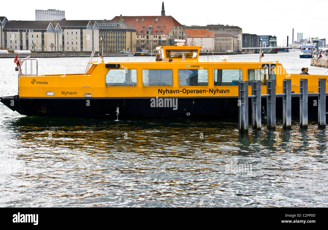 Le port ferry port jaune partie autobus du système de transport public Scandinavie Danemark Copenhague Banque D'Images