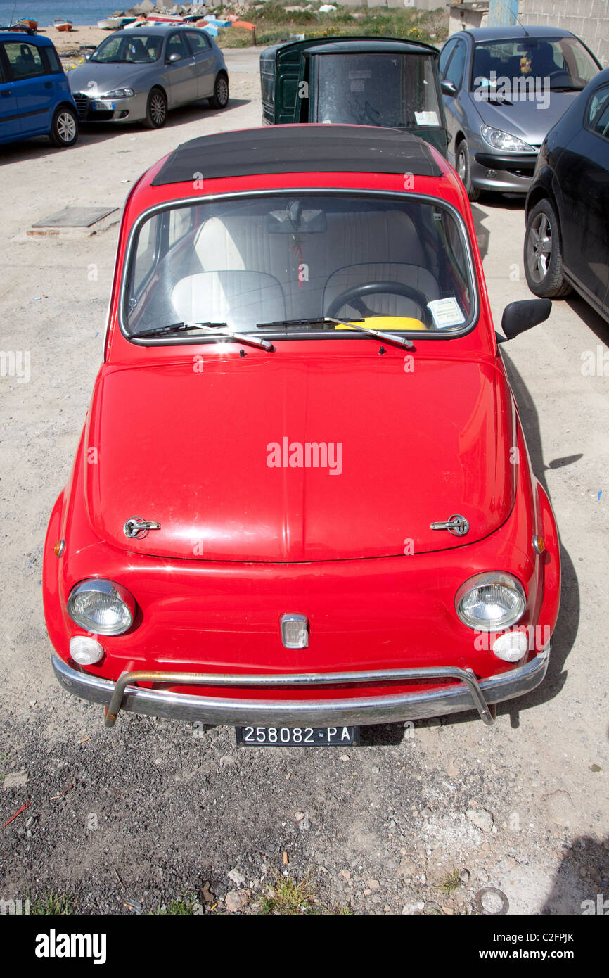 Fiat 500 rouge dans les rues de Palerme, Sicile Banque D'Images