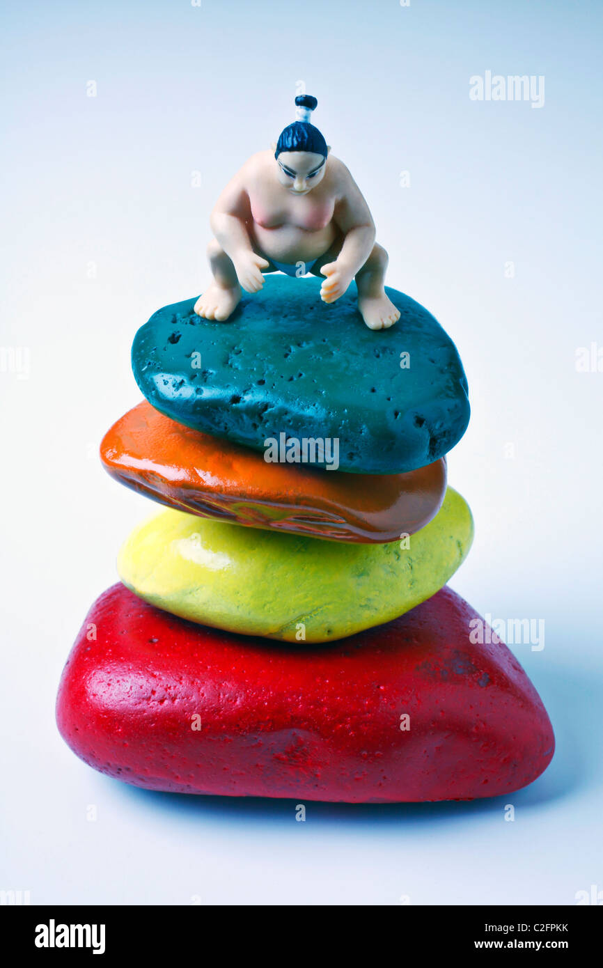 Toy lutteur de sumo sur les pierres de couleur Banque D'Images