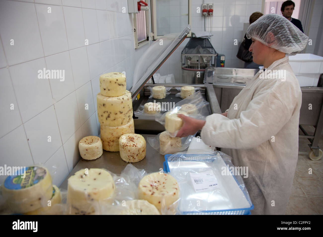 Une femme italienne travaille dans une fromagerie près de Palerme en Sicile Banque D'Images