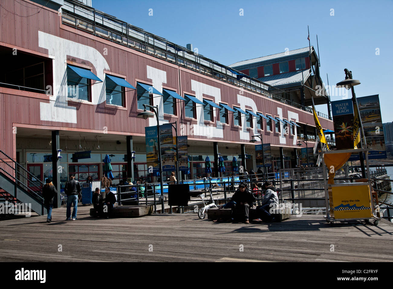 Pier 17 au South Street Seaport de New York. Banque D'Images