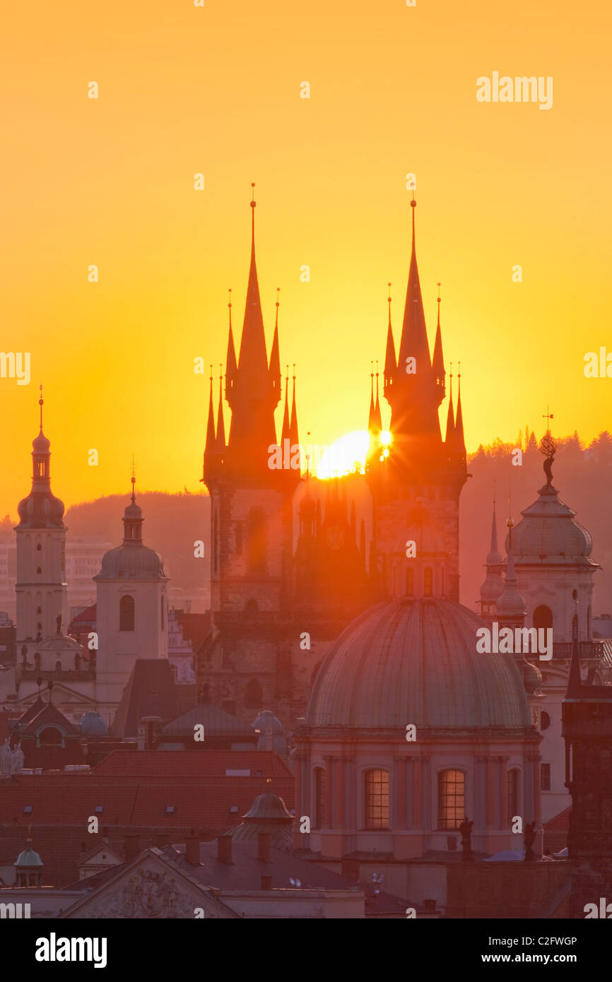 République tchèque, Prague - clochers de la vieille ville et l'église de Tyn au lever du soleil Banque D'Images