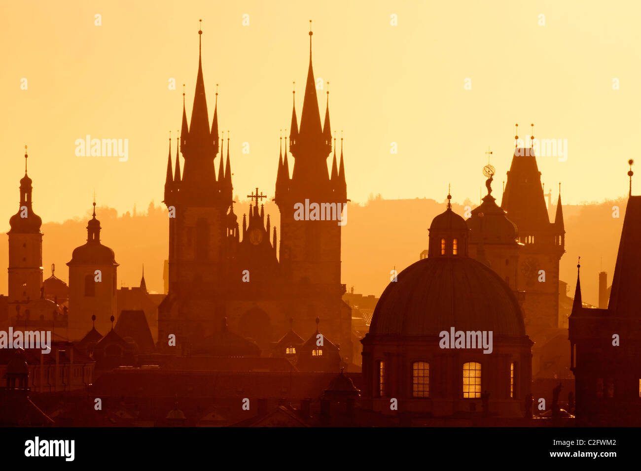République tchèque, Prague - clochers de la vieille ville et l'église de Tyn au lever du soleil Banque D'Images
