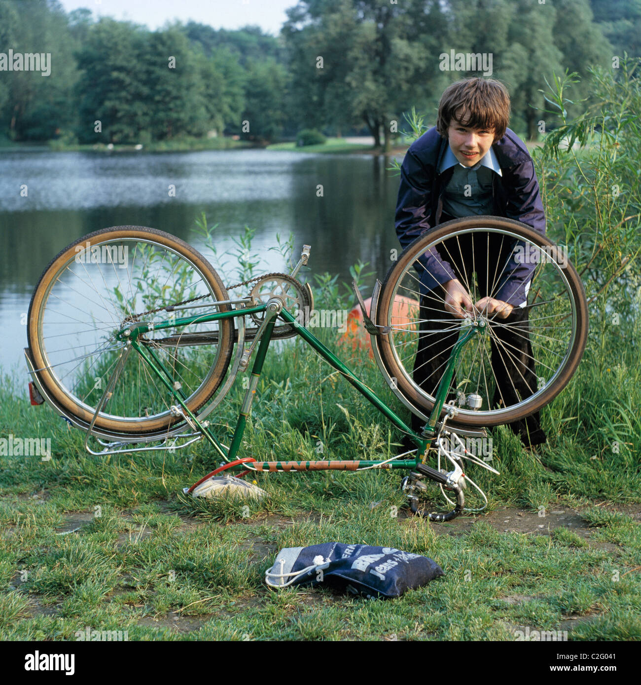 Années 70, les gens, la circulation routière, à la location, l'enfance, la  jeunesse, la réparation de son vélo garçon, âgés de 10 à 15 ans Photo Stock  - Alamy