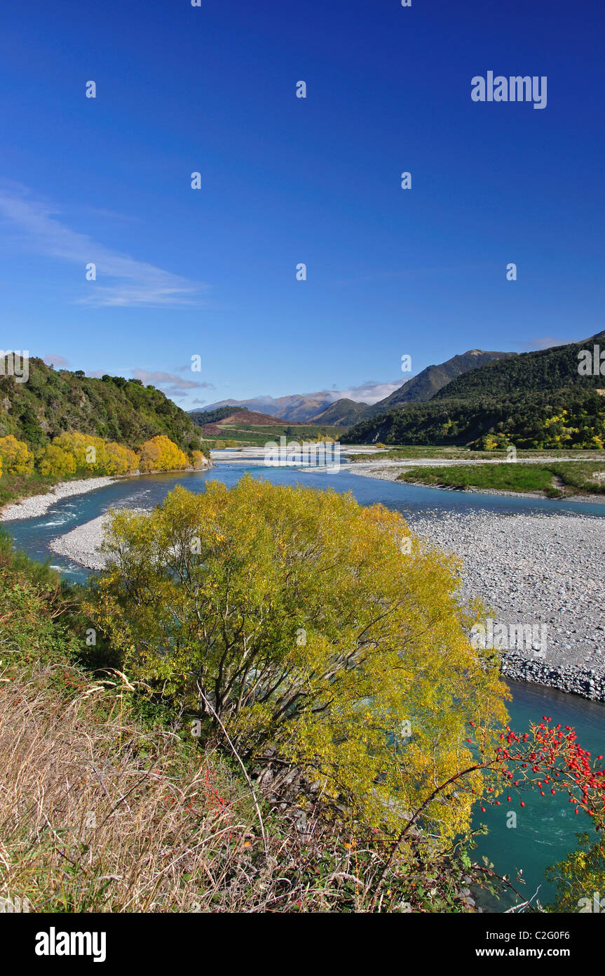 Maruia River à l'automne de la State Highway 7, Lewis Pass, région de Canterbury, île du Sud, Nouvelle-Zélande Banque D'Images