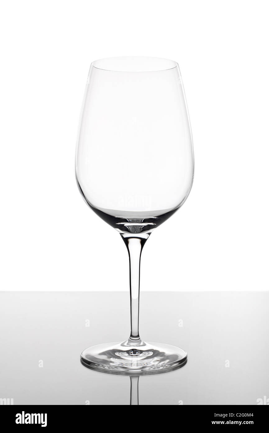 Un coup d'un verre de vin vide avec réflexion sur fond blanc Banque D'Images