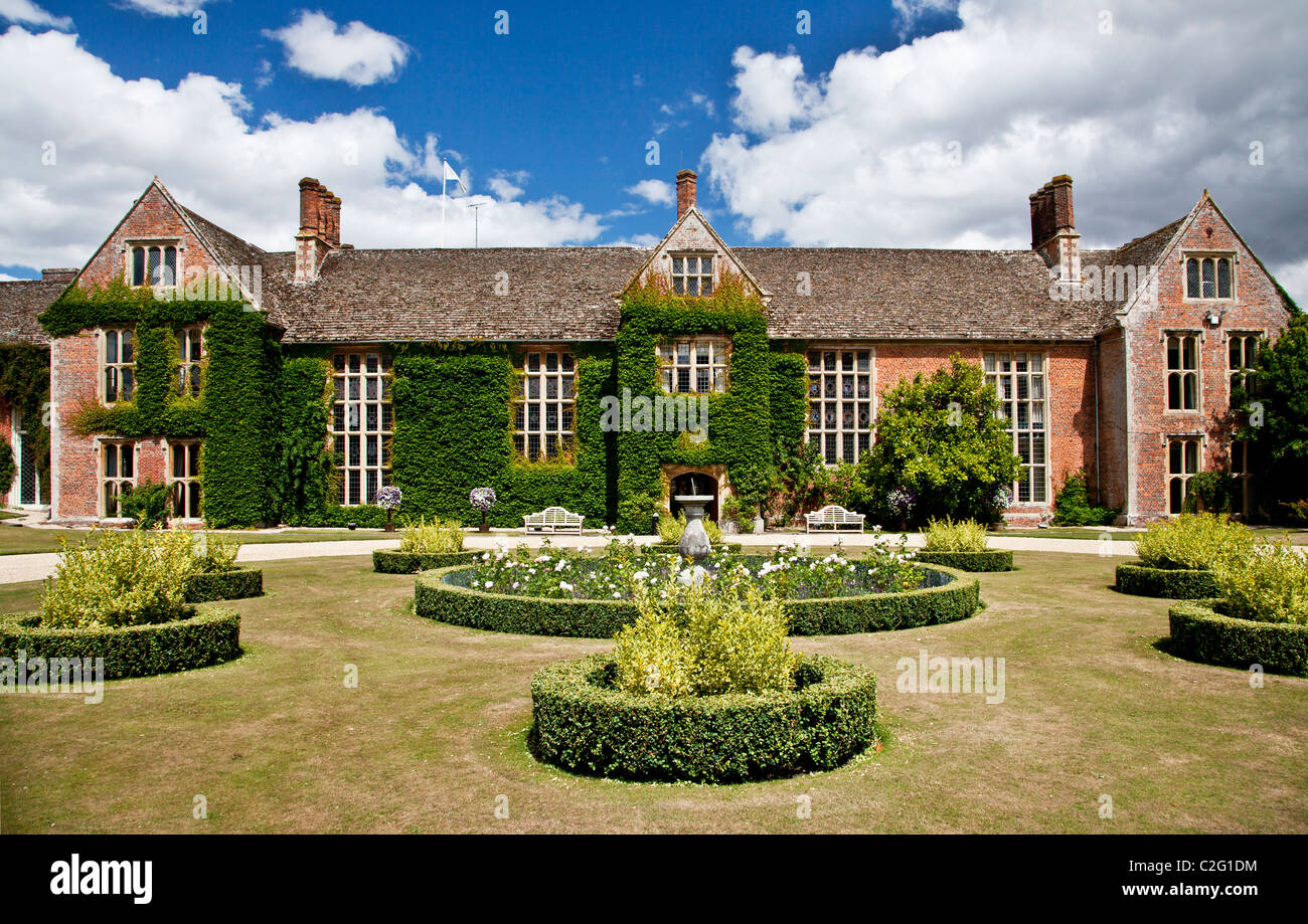 Avant-cour et l'entrée d'un manoir Tudor anglais dans le Berkshire, Angleterre, RU Banque D'Images