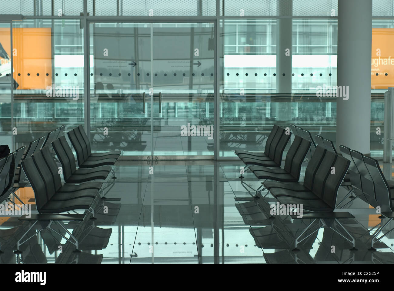 L'aéroport moderne salle d'attente avec des chaises Banque D'Images