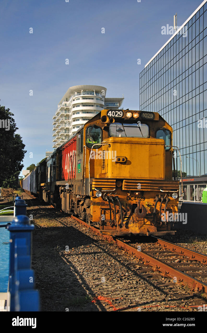 Train passant par le Strand, Tauranga, Bay of Plenty, North Island, New Zealand Banque D'Images