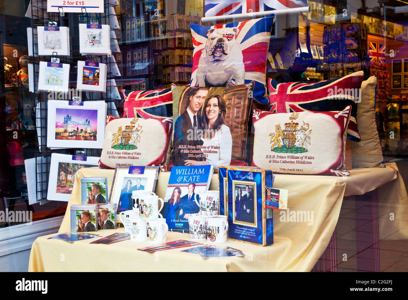 Affichage du mariage royal, William et Kate, souvenirs,souvenirs et cadeaux dans une boutique ou vitrine à Windsor, England, UK Banque D'Images
