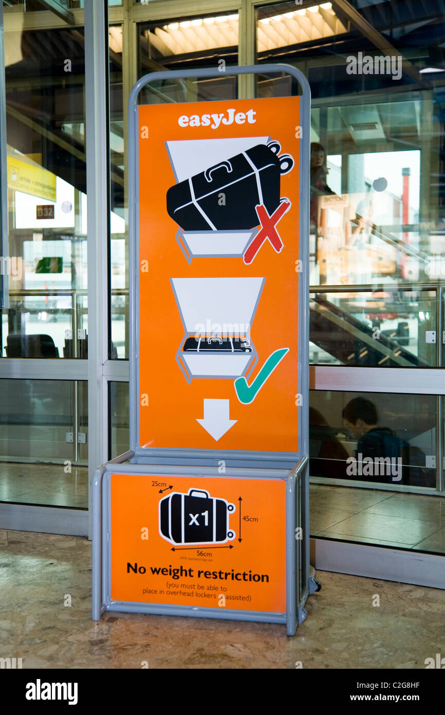 Taille sac cage du châssis de test sur mesure dimensions de passagers des vols sur les détenus à la main. L''aéroport de Genève Suisse Banque D'Images