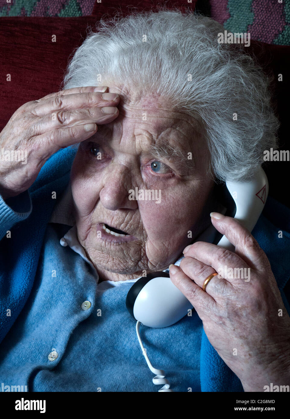 La démence âgée mémoire vieille dame 96 ans inquiet lutte pour se souvenir de mémoriser à la maison parle anxieusement sur son téléphone Banque D'Images