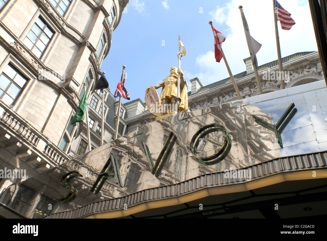 UK. L'EXTÉRIEUR DE L'HÔTEL SAVOY REMIS DANS LE LONDON Banque D'Images