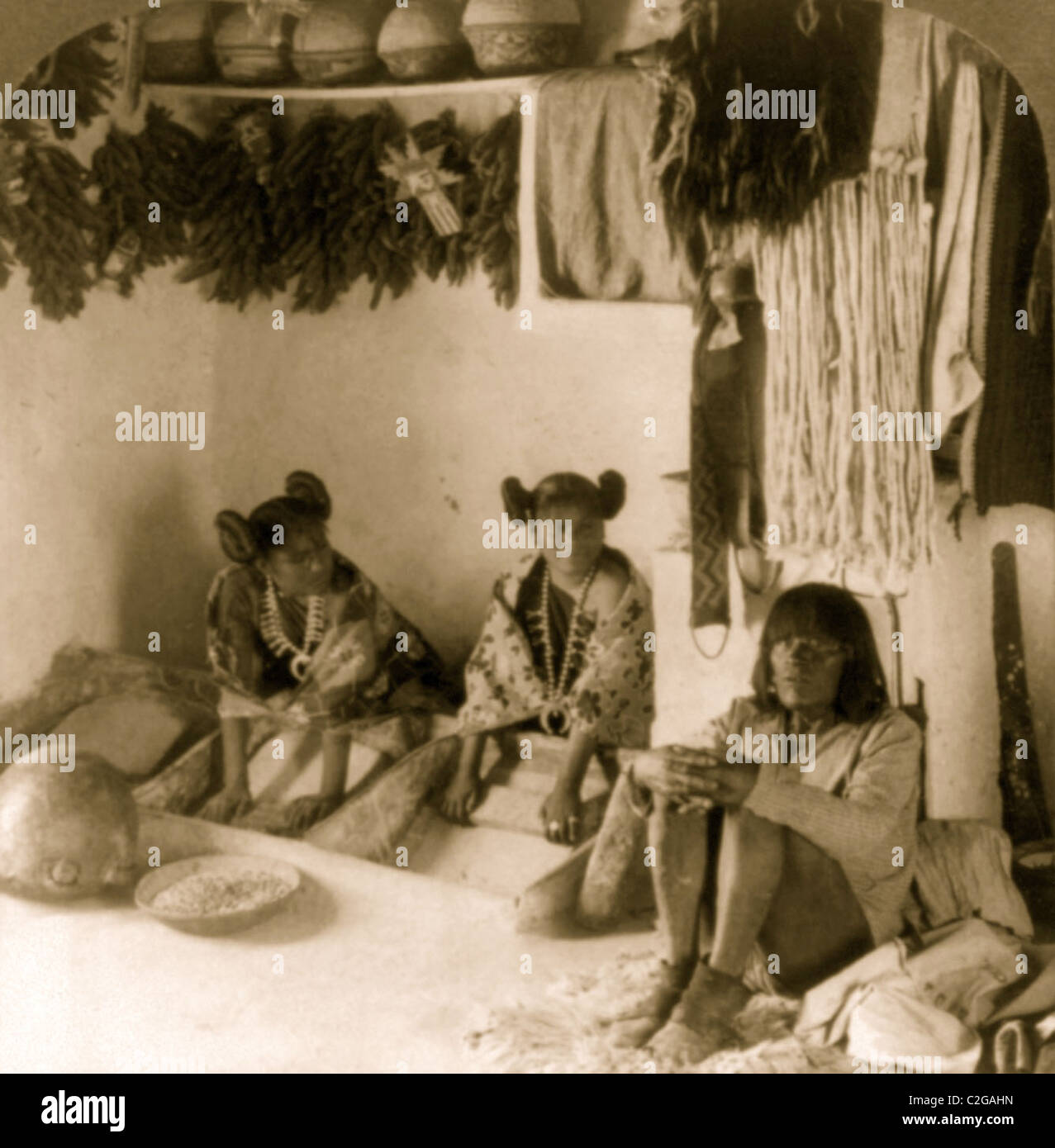 Les filles indiennes Hopi Maïs Broyage--a home lieux à Shonghopavi [c.-à-d. Shungopovi], Arizona Banque D'Images