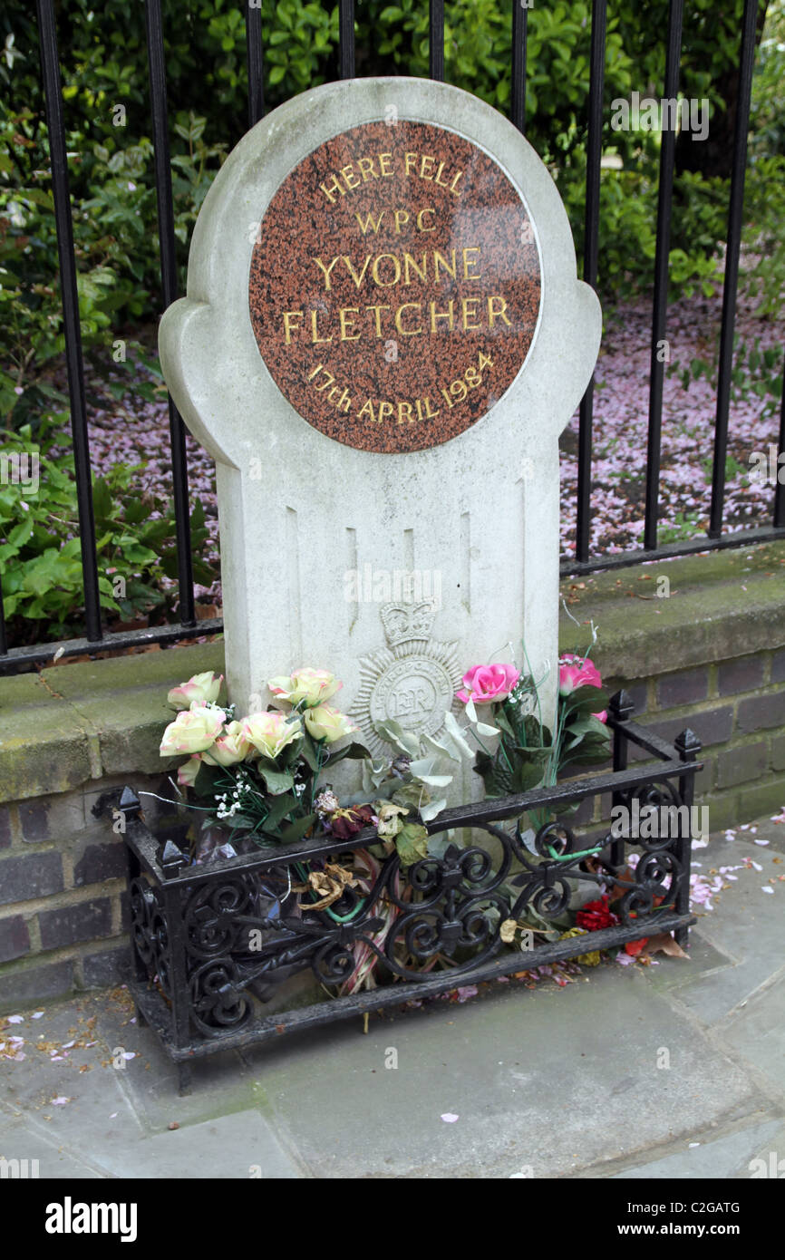 UK. Mémorial à agent de police Yvonne Fletcher WPC dans St James's Square à l'extérieur de l'ex-ambassade de Libye à Londres. Banque D'Images