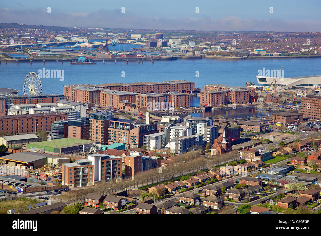 Vue aérienne du centre-ville de Liverpool à partir de la tour de la cathédrale anglicane montrant l'Albert Dock complexe. Banque D'Images