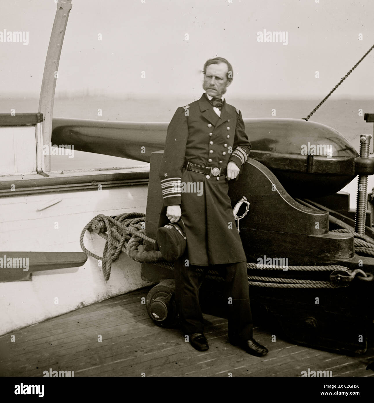 Le port de Charleston, Caroline du Sud. Adm arrière. John A. Dahlgren Comité permanent par un canon Dahlgren sur le pont de l'USS PAWNEE Banque D'Images