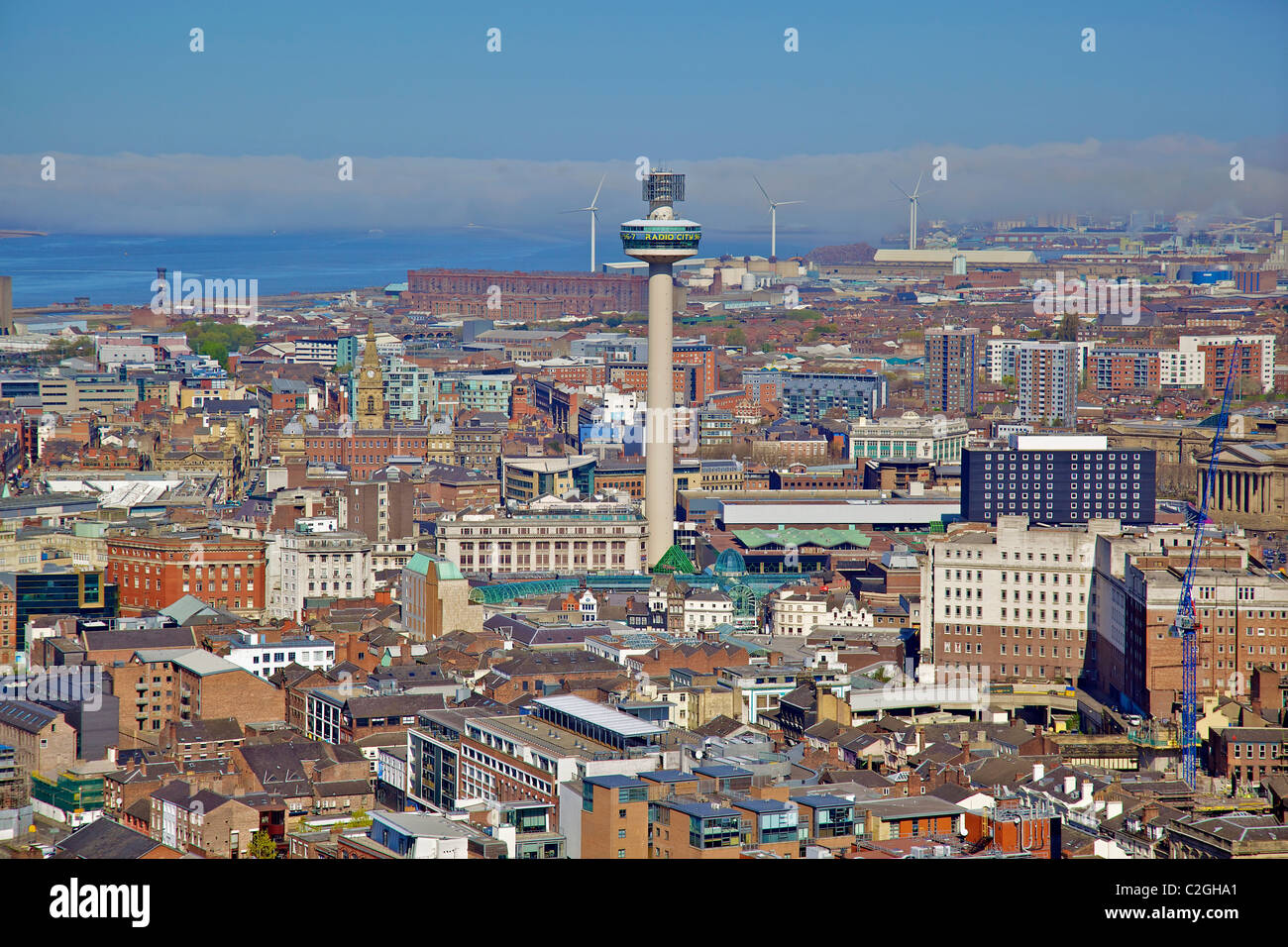 Vue aérienne du centre-ville de Liverpool à partir de la tour de la cathédrale anglicane St. John's avec la balise dans le centre. Banque D'Images