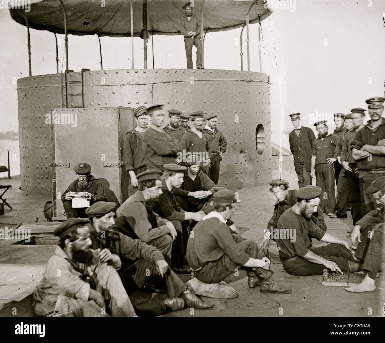 James River, Va. relaxant marins sur le pont de l'USS Surveiller Banque D'Images