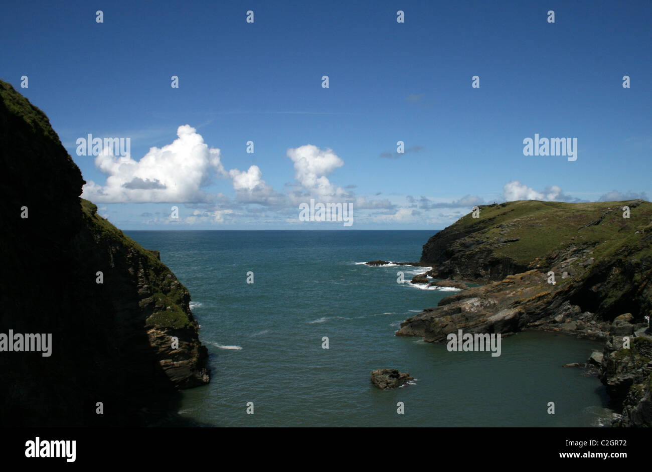 Vue sur la mer de Château de Tintagel, Cornwall, England, UK Banque D'Images