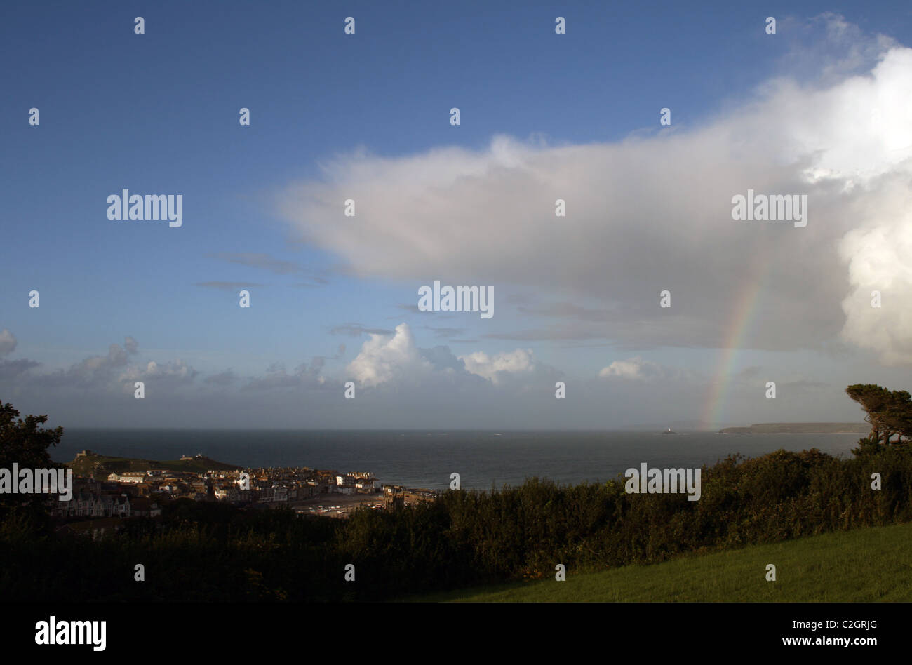 Arc-en-ciel sur le phare de Godrevy dans la baie de St Ives Banque D'Images