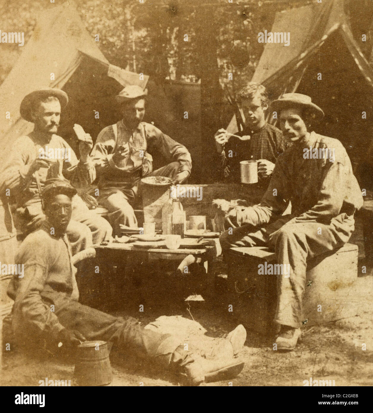 Vues de la guerre -- armée du Potomac -- la façon dont ils faire cuire le dîner au camp Banque D'Images Vues de la guerre -- armée du Potomac -- la façon dont ils faire cuire le dîner au camp Banque D'Images