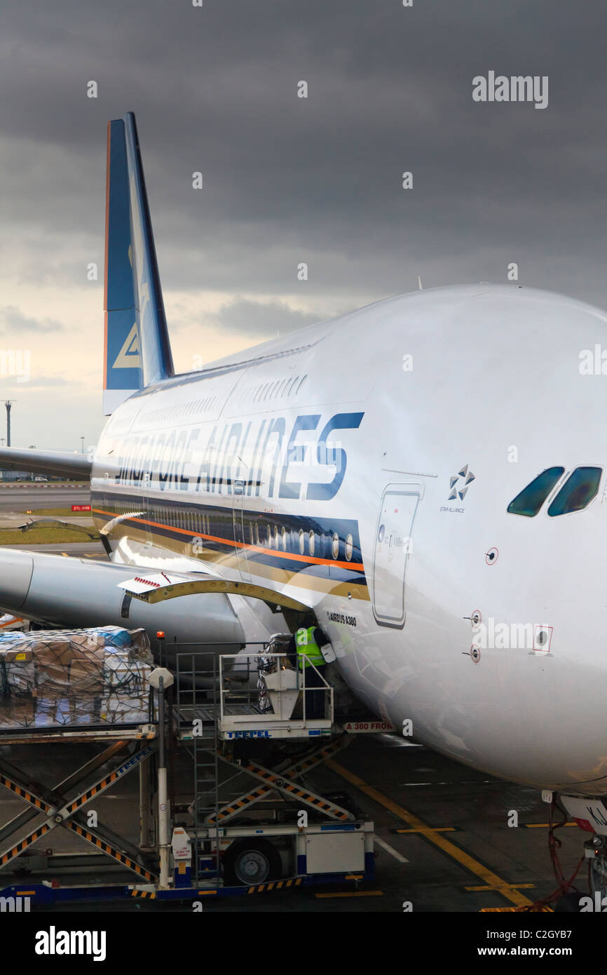 L'Angleterre, Londres, l'aéroport de Heathrow, l'Airbus A380 sur la piste Banque D'Images