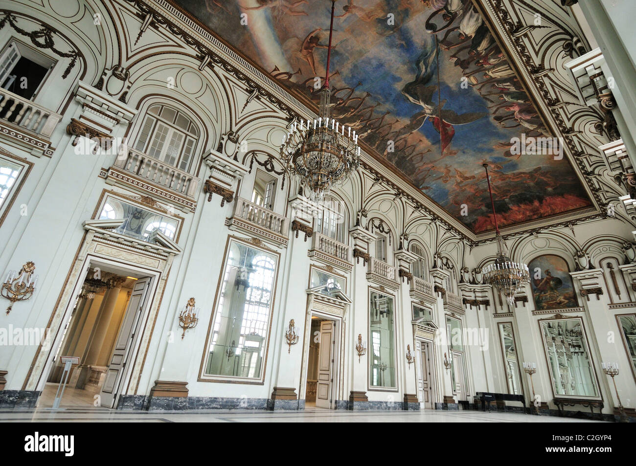La Havane. Cuba. La salle des miroirs (Salon de Los Espejos), Musée de la révolution / Museo de la Revolucion, dans le palais présidentiel le. Banque D'Images