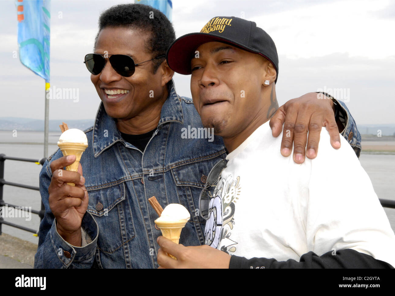 Jackie Jackson, de la pop des Jackson 5 et fils Siggie déguster une glace sur Hartland quay , Devon Banque D'Images