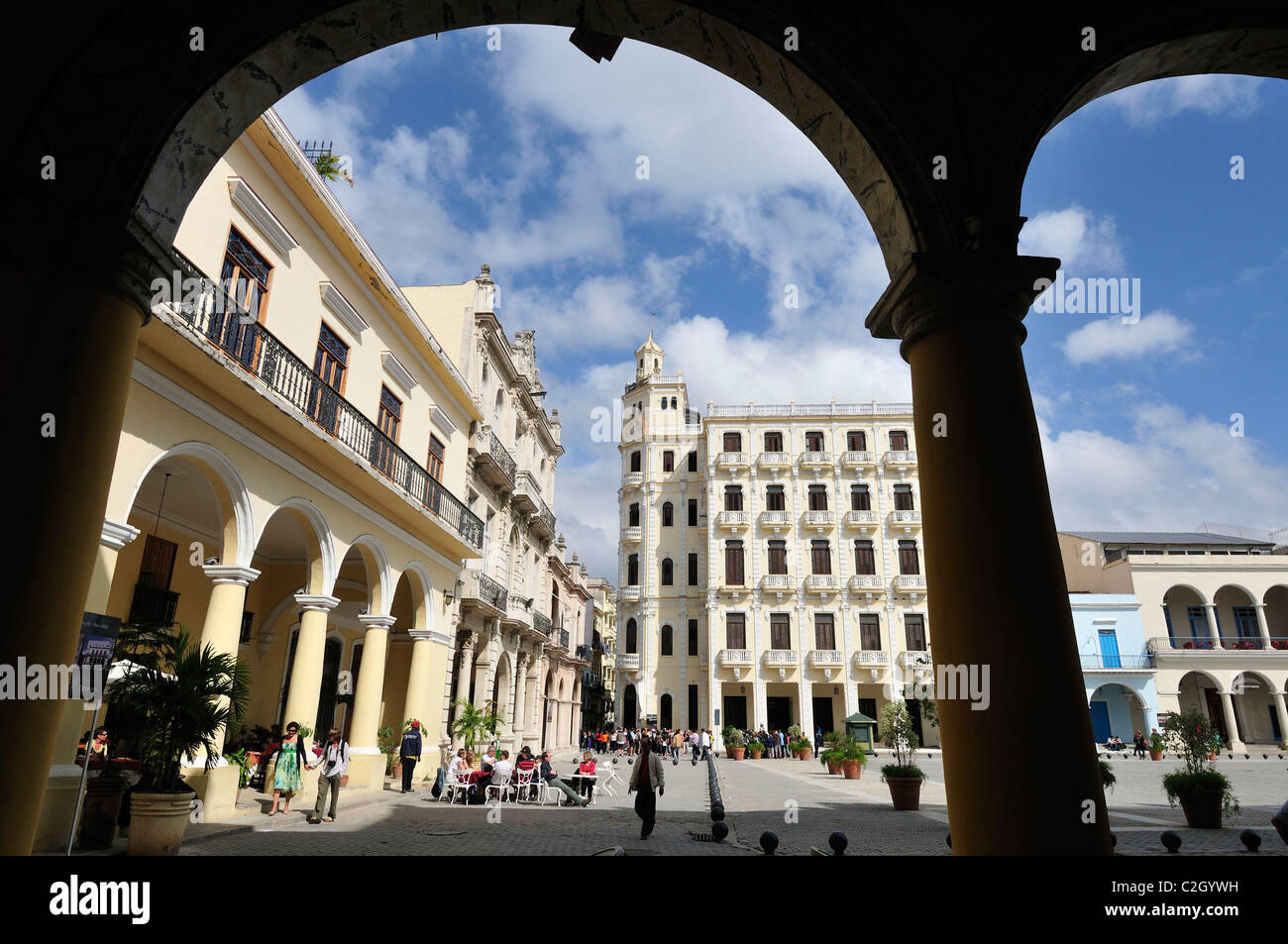 La Havane. Cuba. Plaza Vieja, l'Edificio Gomez Vila, centre, Habana Vieja / La Vieille Havane. Banque D'Images